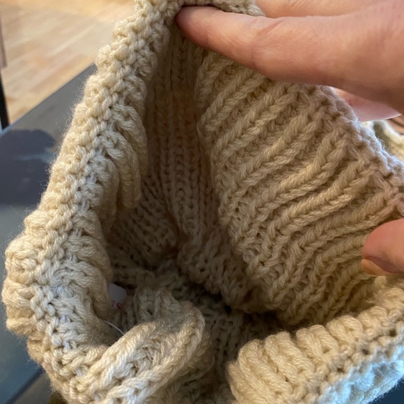 Beautiful matching hat and scarf - Picture 3 of 5